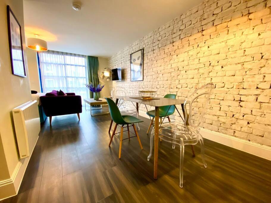 Stunning Apartment Suite - Free Parking & Wifi! Poole Eksteriør billede